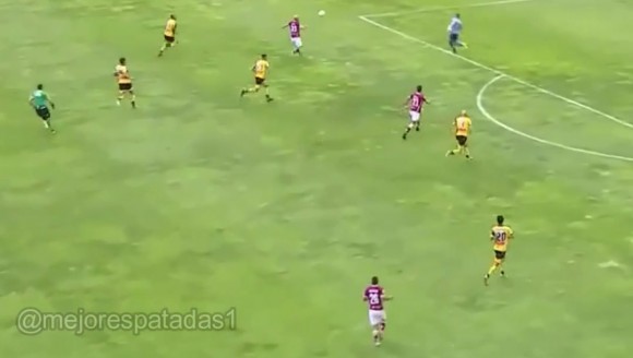 智甲联赛出现残暴一幕！门将双脚飞踢前锋，球还是进了！⚽