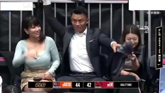 你小子艳福不浅啊！看场比赛还带两位女伴，人家都害羞了🙈
